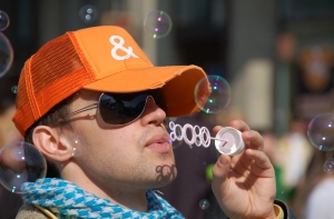 В Старой Риге [пускали мыльные пузыри]