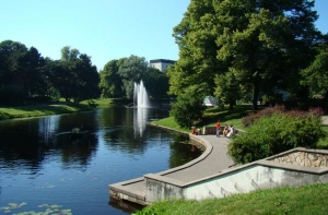 Посидеть на траве могут разрешить [в парке Кронвальда и на Эспланаде]