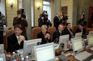 Правительство предлагает [сократить расходы на 40%]