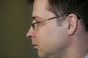 Премьер не хочет [работать за парламент]