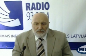 Годманис: Латвия экономит, потому что [не девальвировала лат]