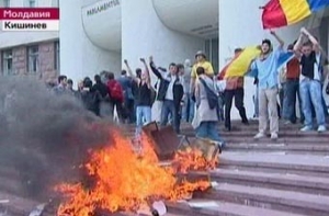 В Кишиневе [10 тысяч демонстрантов протестуют] против результатов выборов