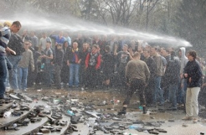 В Кишиневе возобновились [столкновения демонстрантов с полицией]