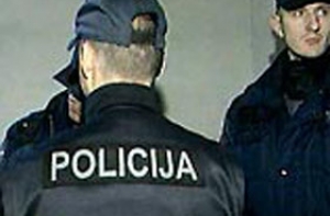 Около 100 полицейских [написали заявления об уходе на пенсию]