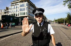 Шотландским полицейским запретили [договаривать за заиками]