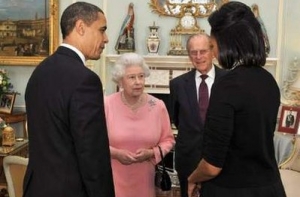 Первая леди США [нарушила королевский этикет] (фото)