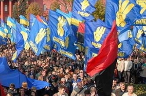Украинские националисты [потребовали запретить красные флаги на 9 мая]