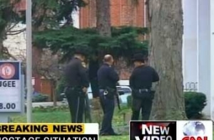 В США вооруженные преступники [захватили в заложники 40 человек]