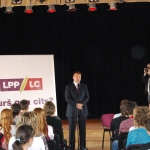 Шлесерс: Школьники могут [помочь политикам]