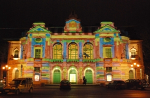 Театры отправят [актеров в отпуск за свой счет]
