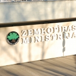 [Группа людей протестует против генетически] модифицированных продуктов