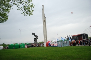 9 мая полиция задержала [136 человек]