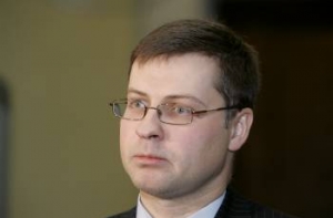 [Домбровскис хочет наказать транжир] в госучреждениях