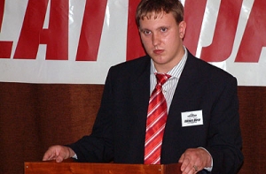 Националист Бирзе возложит к памятнику [Освободителям венок из колючей проволоки]