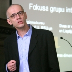 Профессор ЛУ: [правительство далеко от народа]