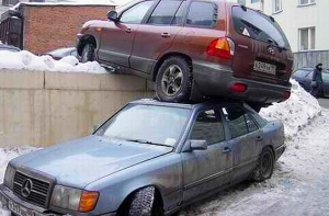 Припаркованный автомобиль [напал на пешехода]