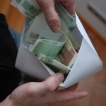 Больше половины жителей Латвии [согласны на зарплаты в конвертах]