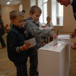 Избиратели в Земгале голосовали [за местные и национальные партии]