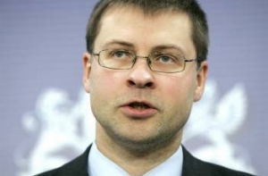 Домбровскис [уверен в получении международного займа]