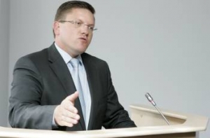 Сеглиньш: [мы должны обсудить девальвацию] и сокращение пенсий