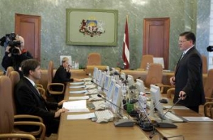 Правительство [урезает себе зарплаты на 20%]