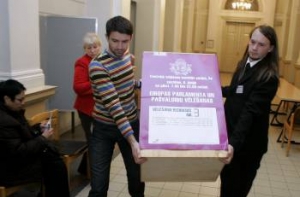 В выборах приняли участие почти [53% граждан Латвии]