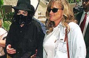 Бывшая жена Джексона утверждает, что [родила двоих детей не от него]