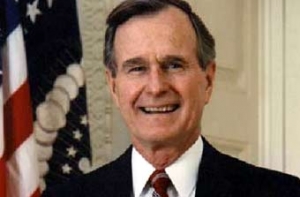 [Буш-старший отметил свое 85-летие] прыжком с парашютом