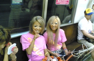 В Токио предложили ввести [«мужские» вагоны]