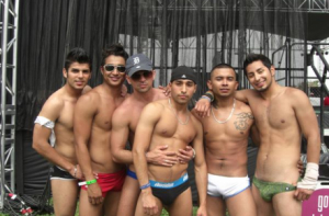 [Сотни тысяч гомосексуалистов] прошли парадом по Берлину