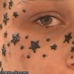 Татуировщик [изуродовал лицо] уснувшей клиентке