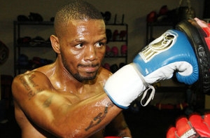 Бывший чемпион мира по боксу [предотвратил вооруженное ограбление]