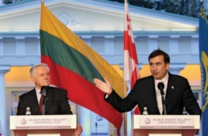 [Саакашвили наградил президента Литвы] Адамкуса военным орденом