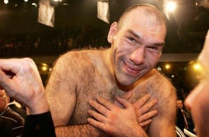Боксер Николай Валуев [сохранил титул чемпиона мира]