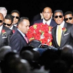 Британские таблоиды: [Гроб на похоронах Майкла Джексона был пуст]