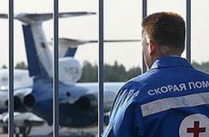 Пассажир [вскрыл себе вены] на борту самолета