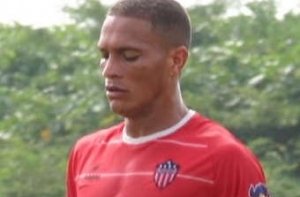 Футболист [убил недовольного болельщика]