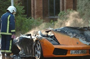 [Редкий Lamborghini Gallardo] британские пожарные тушили 20 минут