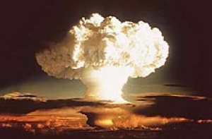 [В случае взрыва ядерной бомбы] ученые рекомендуют сидеть дома