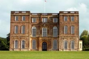 Три сотни свингеров [арендовали особняк ]ничего не подозревавшего британского миллионера