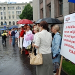 [У Кабинета министров протестуют] госслужащие