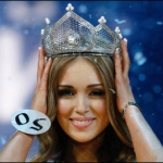 Таможенники [обыскали «Мисс Мира» 2008 года]