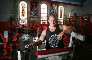 Церковь превратили [в тренажерный зал]