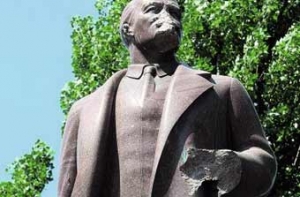 В Киеве демонтируют [памятник Ленину]