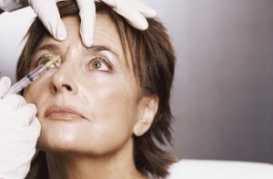 Транссексуал делала жителям Флориды [инъекции промышленного силикона]