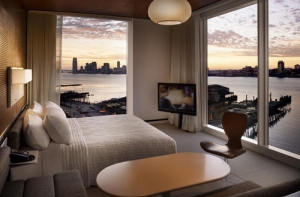 В Нью-Йорке открылся [отель для эксгибиционистов и вуайеристов]