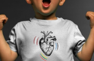 Участники забега «Ритм сердца - Балтии» [активно приобретают Т-майки]