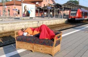 Пьяный немец [проехал по Баварии на диване]