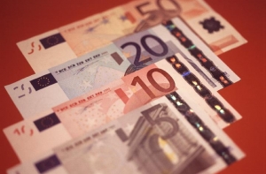 [Банк Латвии уже месяц не покупает] и не продает евро