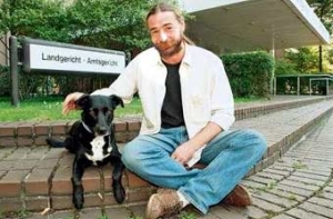 Безработный [покусал собаку] и был оштрафован на 300 евро